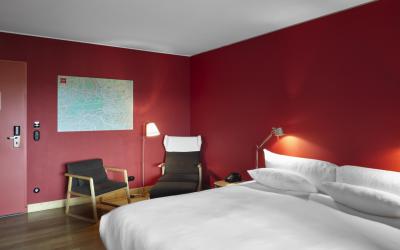 Hotel im boutique-design liegt mitten im lebendigen und historischen herzen der stadt in berlin mitte. Die 54 zimmer des casa camper berlin zeichnen sich durch ihr kreatives design und ihren sinn fürs detail aus. Zimmer kann ab 225 Eur gebucht werden.