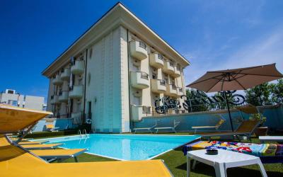 L'esclusivo Gallia Palace Hotel è classificato con 4 stelle e offre una piscina all'aperto e una terrazza solarium. Camere in affitto per vacanze senza intermediari.